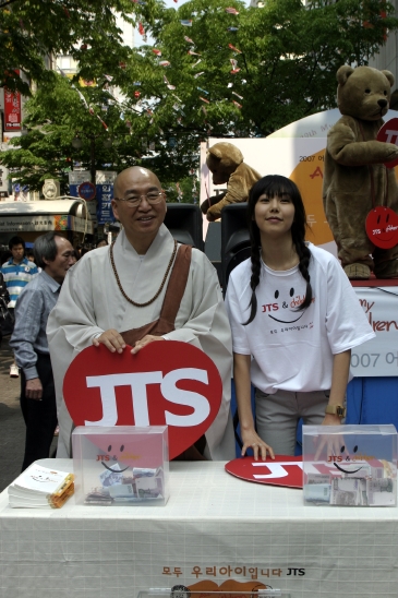 (사)JTS 이사장인 법륜스님은 '배고픈 아이는 먹어야 하고, 아픈 아이는 치료받아야 하고, 아이들은 제 때에 배워야 한다.'는 취지를 설명하고 있다. 